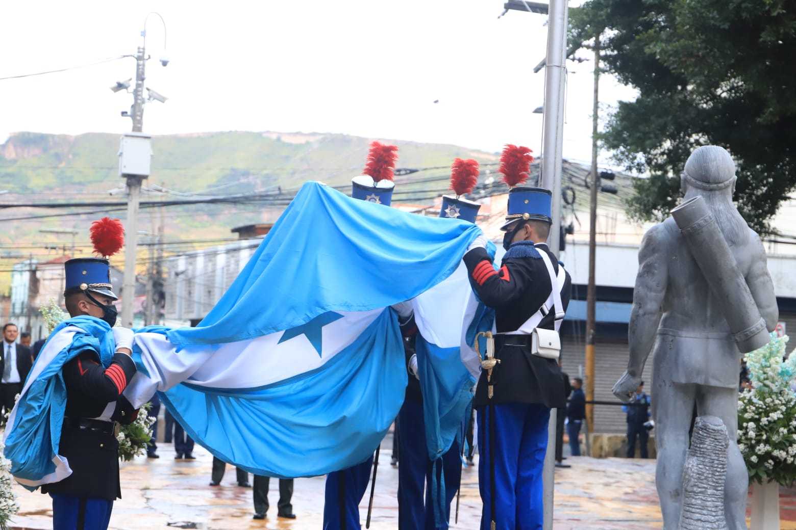 Congreso del Pueblo iza su Pabellón Nacional de Azul Turquesa, blanco y cinco estrellas